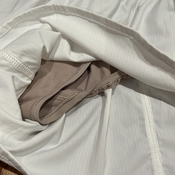 NWOT Lululemon tracker lined shorts 4” size 8 white - Picture 4 of 7